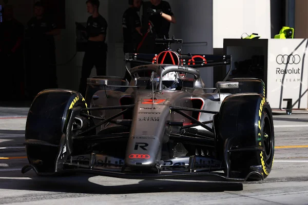 Visão traseira do Audi R26 Fórmula 1 na pista
