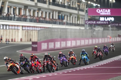 Piloto Pedro Acosta em moto KTM de MotoGP acelerando na pista