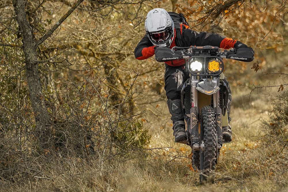 Ténéré 700 — Killian Moreno em sua KTM 500 EXC-F customizada off-road em trilha de terra