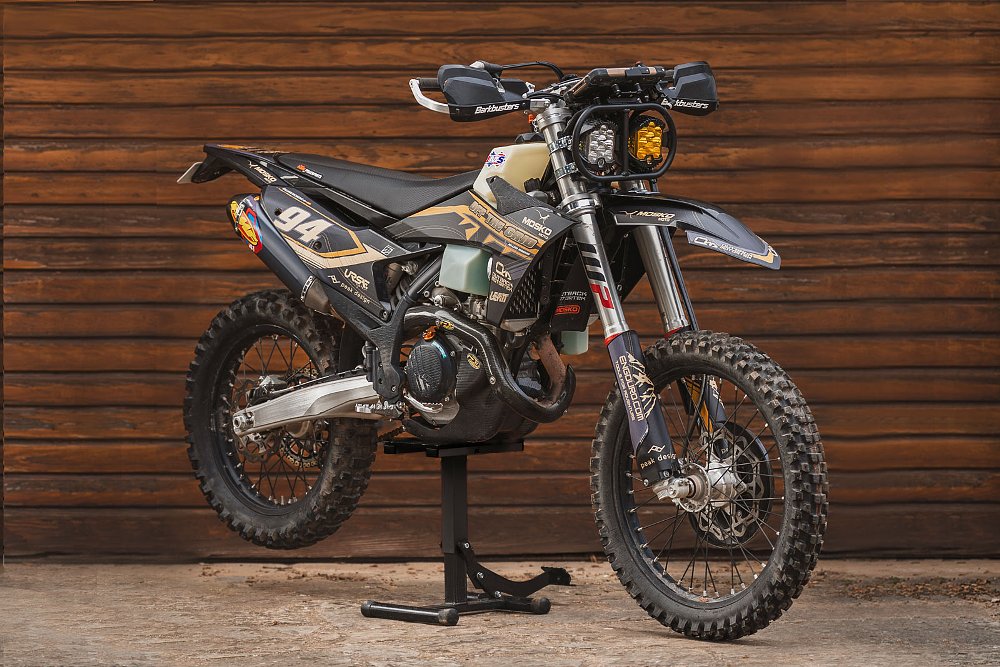 Ténéré 700 — Killian Moreno pilotando sua KTM 500 EXC-F em trilha de areia com dunas