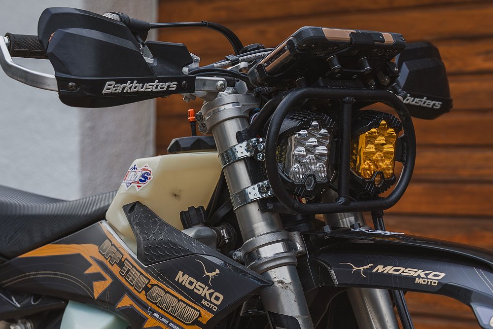 KTM 500 EXC-F customizada de Killian Moreno estacionada em trilha de terra