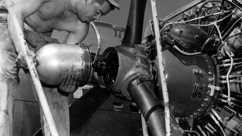 Diagrama do motor Wright R-3350 com detalhes de injeção de combustível