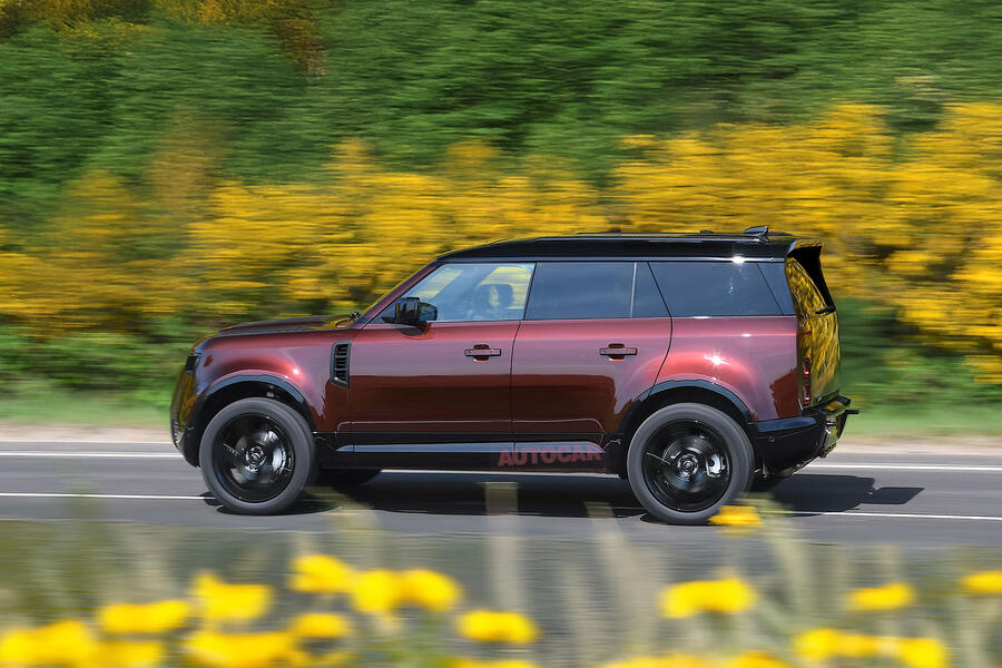 Renderização traseira do futuro Land Rover Defender Sport elétrico