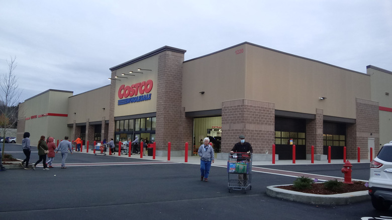 Prateleira com diversas baterias automotivas da marca Interstate em uma loja Costco.