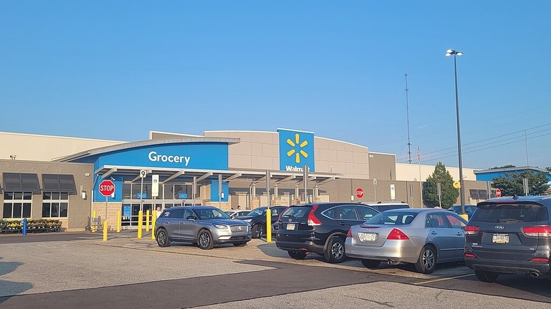 Fachada de uma loja Walmart com o logotipo em destaque.