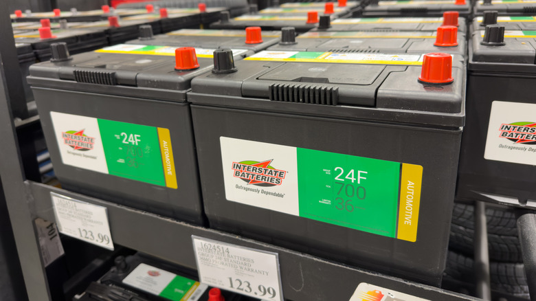 Close-up de uma bateria de carro da marca EverStart, vendida pela Walmart.