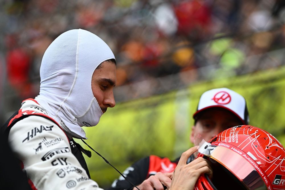 Esteban Ocon dentro do cockpit de seu carro Haas