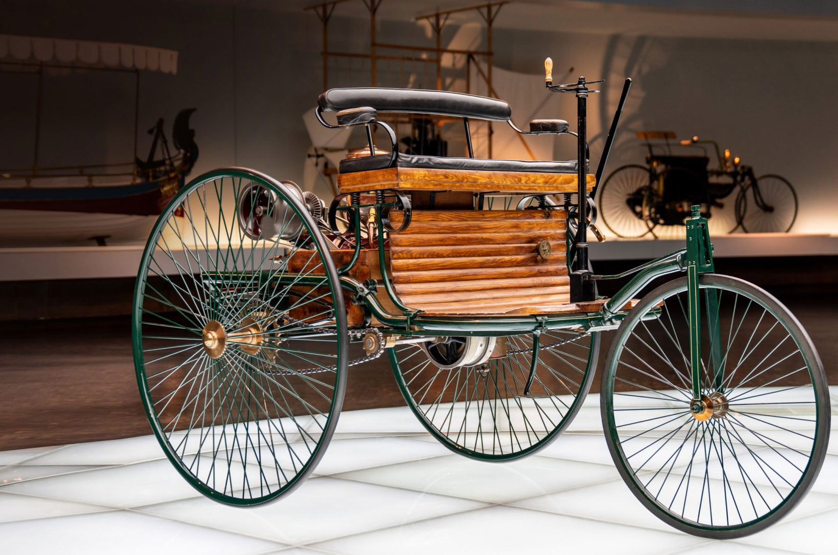Motores — Benz Patent Motorwagen, o primeiro automóvel do mundo, com seu motor monocilíndrico.
