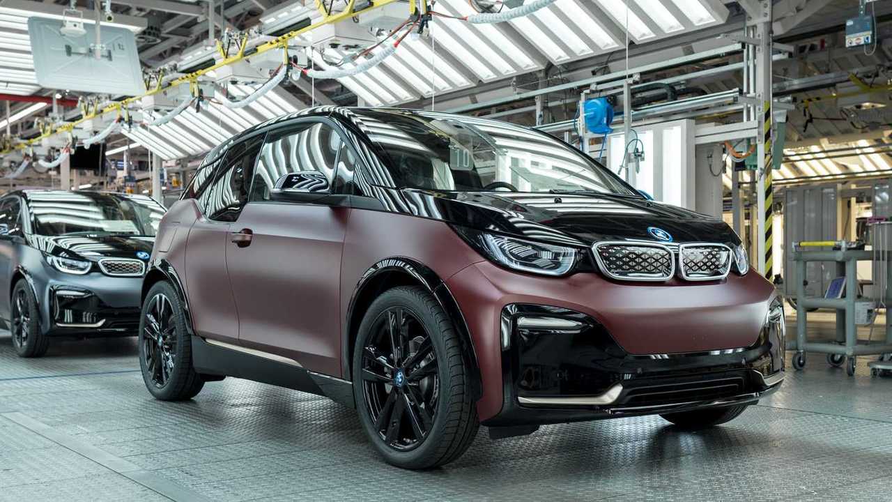 BMW i3S edição HomeRun em uma rua, destacando o design inovador do hatch elétrico.