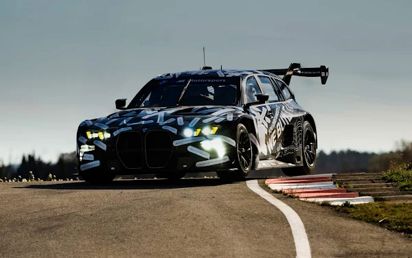 BMW M3 Touring 24H em pista, visão frontal