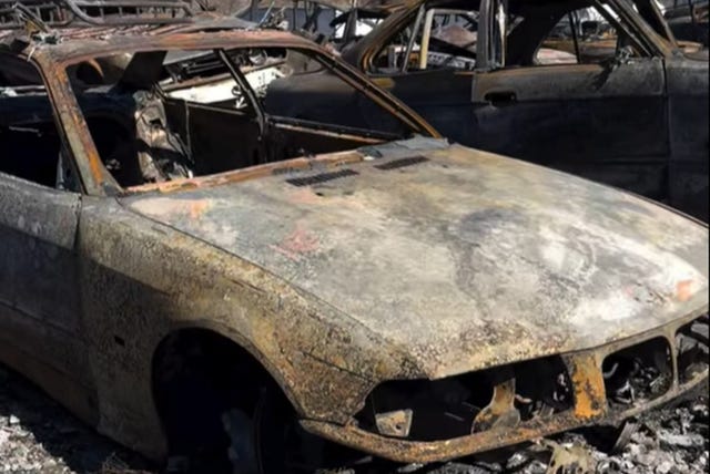 BMW clássica completamente queimada após incêndio