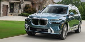 BMW X7 40i moderna em paisagem montanhosa