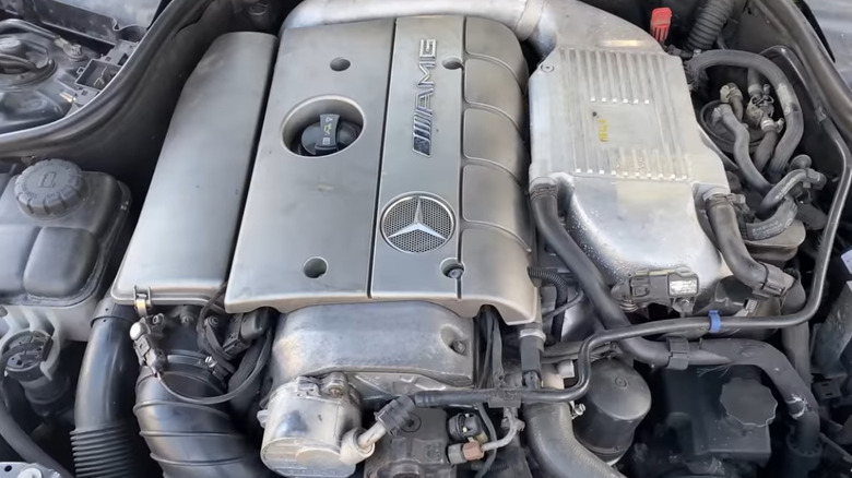 Imagem do motor diesel de 3.0 litros do Mercedes-Benz C30 CDI AMG, mostrando os componentes do propulsor.