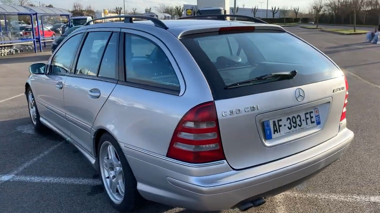 Detalhe da traseira do Mercedes-Benz C30 CDI AMG, destacando o escapamento e as lanternas.