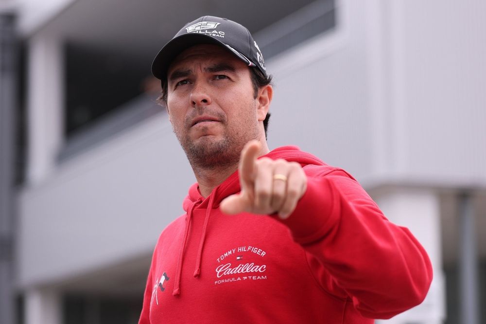 Sergio Pérez, piloto da Cadillac Racing, em seu carro de Fórmula 1 na pista.
