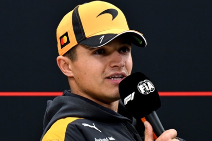 Lando Norris, piloto da McLaren, em alta velocidade na pista de Fórmula 1.