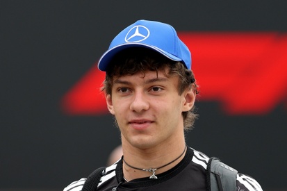 Andrea Kimi Antonelli, piloto júnior da Mercedes, em um momento de corrida.