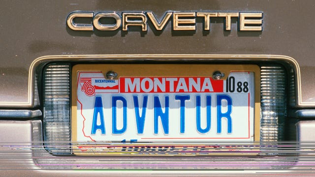 Superesportivo com placa de Montana na Califórnia