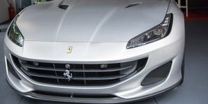 Porsche 918 Spyder branco em alta velocidade