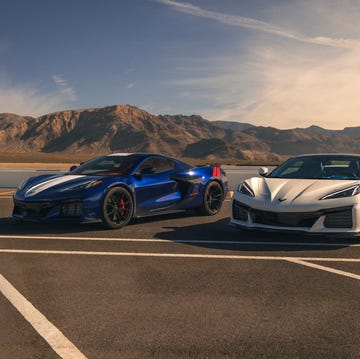 Ferrari F12 TdF vermelha estacionada