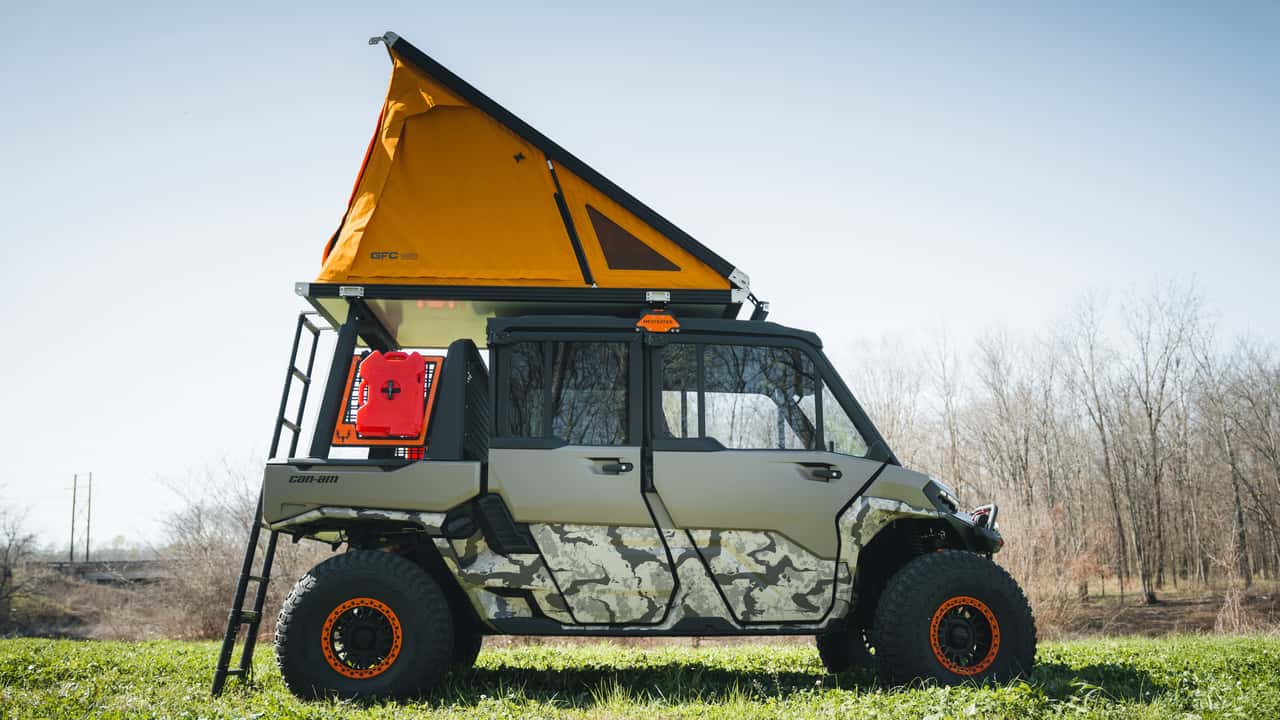 Can-Am Defender HD11 Max Lonestar personalizado para caça pela MeatEater e S3 Power Sports