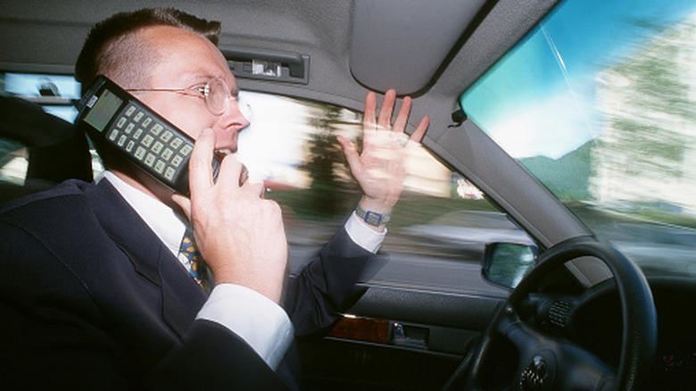 Telefone de carro antigo em um veículo clássico