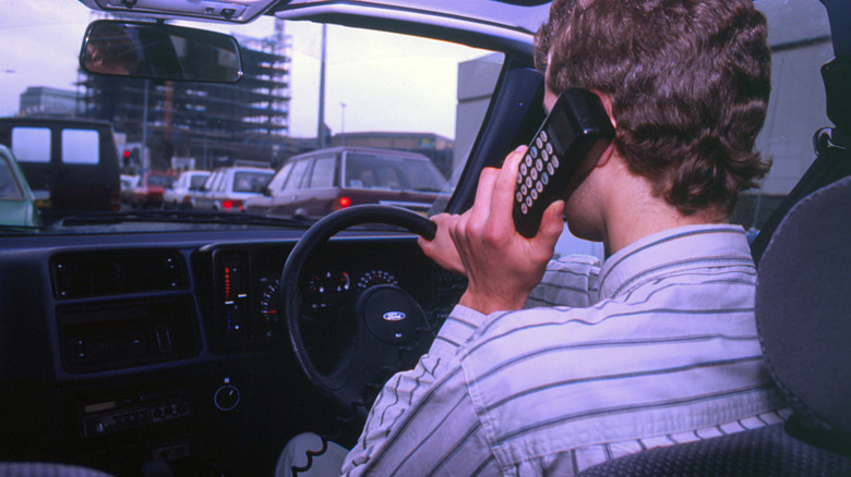 Detalhe do telefone de carro antigo modificado com Bluetooth