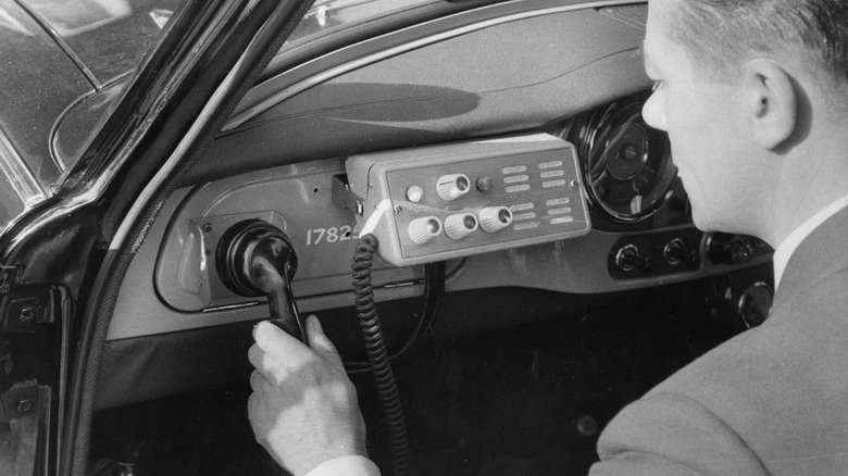 Telefone de carro antigo em um console central