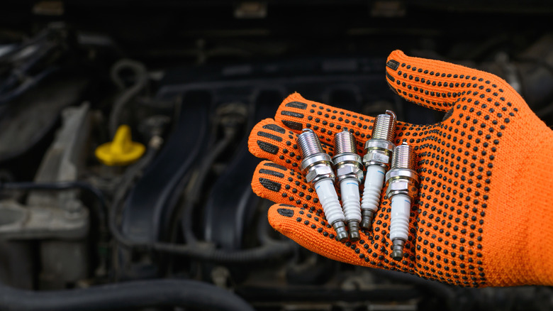 Peças automotivas diversas dispostas para manutenção