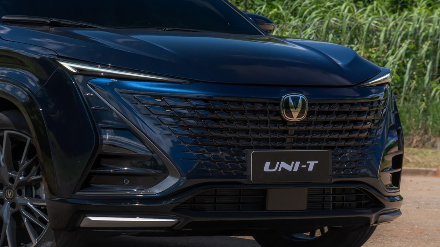 Changan UNI-T 2024 branco, vista traseira-lateral, com spoiler em V e lanternas em LED.