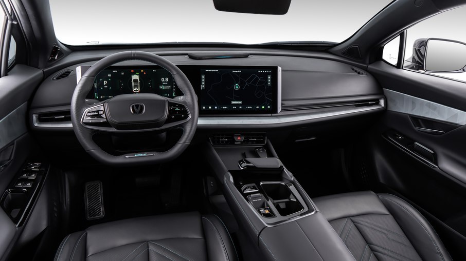 Detalhe do interior do Changan UNI-T 2024, banco com ajuste elétrico e acabamento premium.