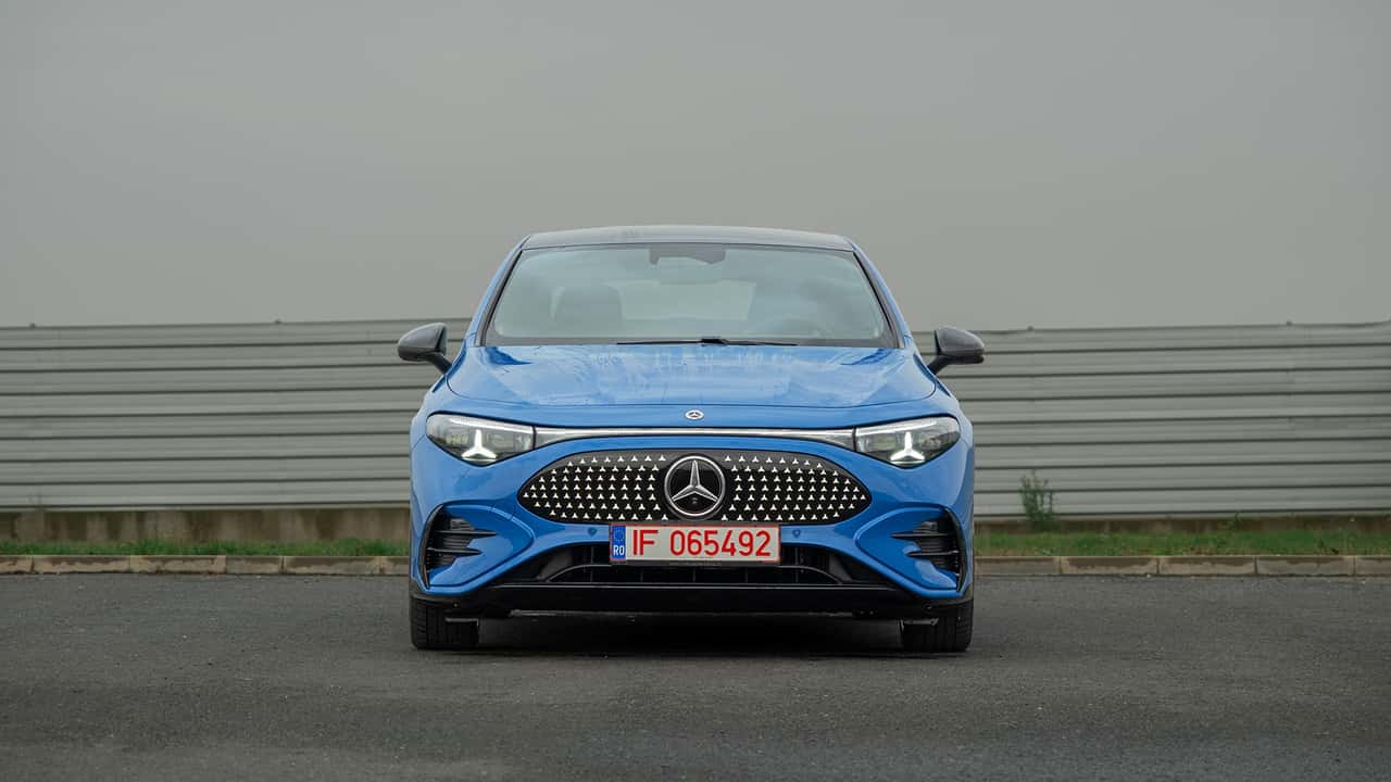 Lateral dianteira de um Mercedes-Benz CLA250 prateado estacionado