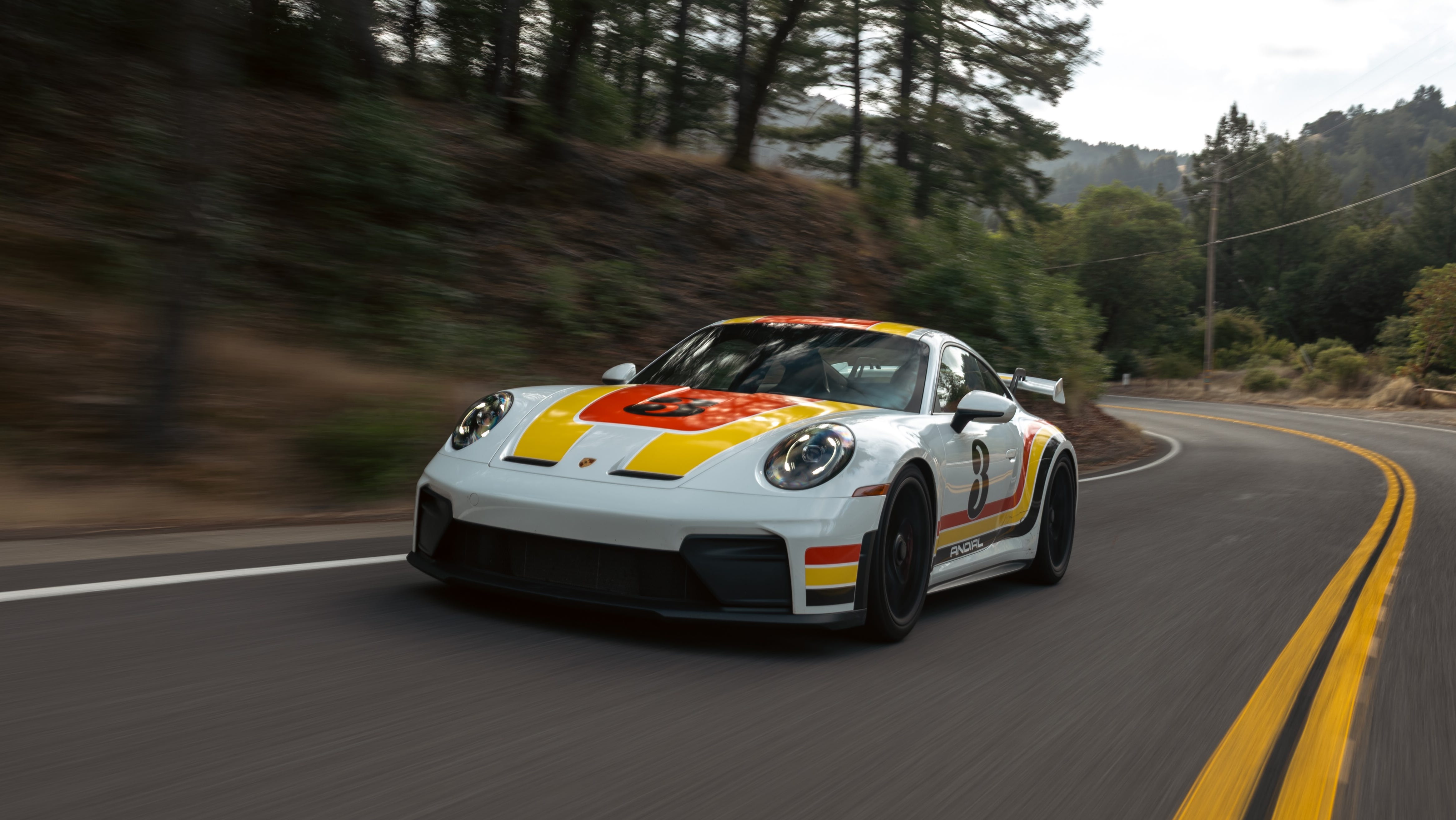 Porsche 911 GT3 azul em pista de corrida
