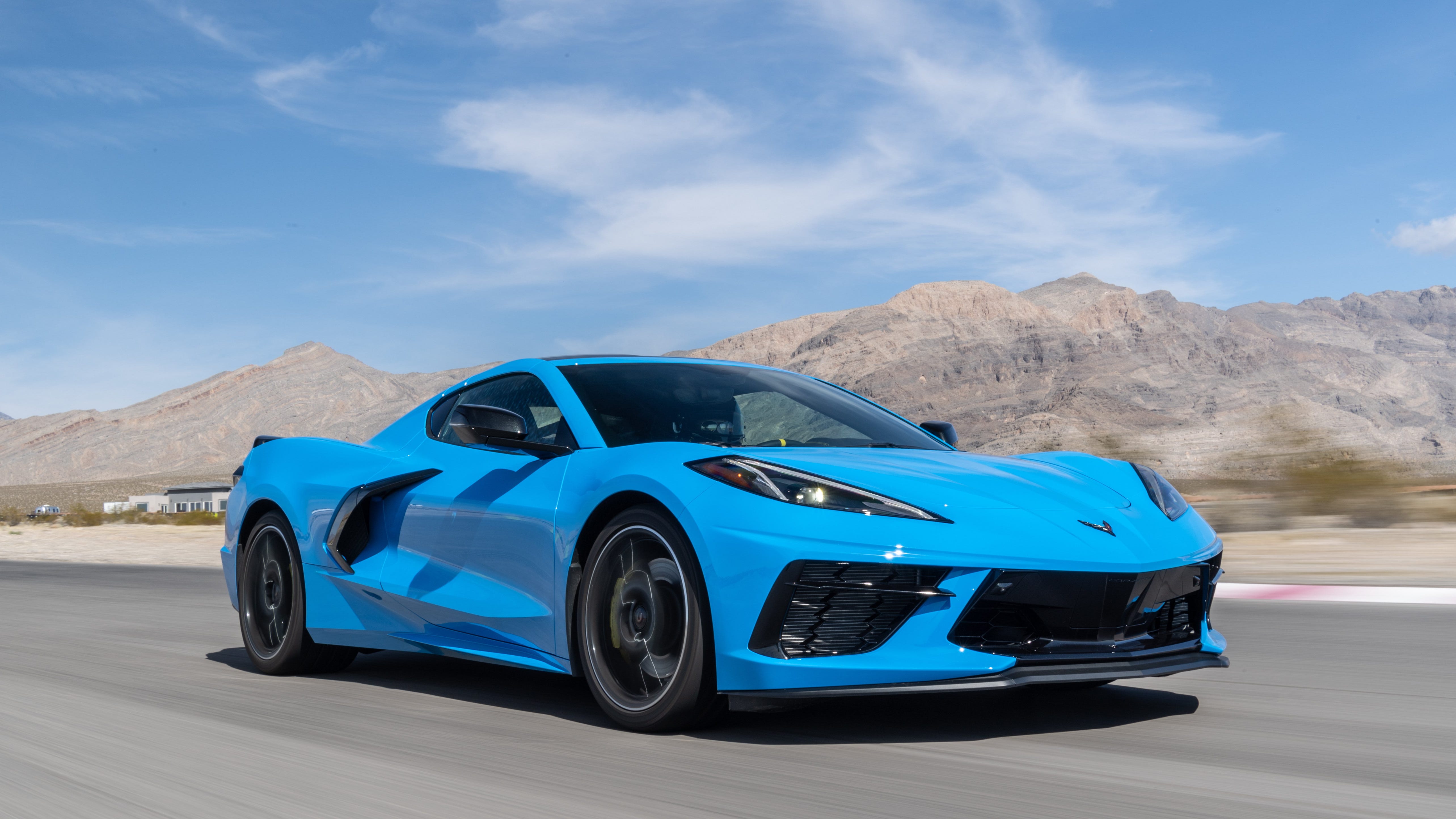 Chevrolet Corvette Stingray 2020 vermelho em cenário urbano