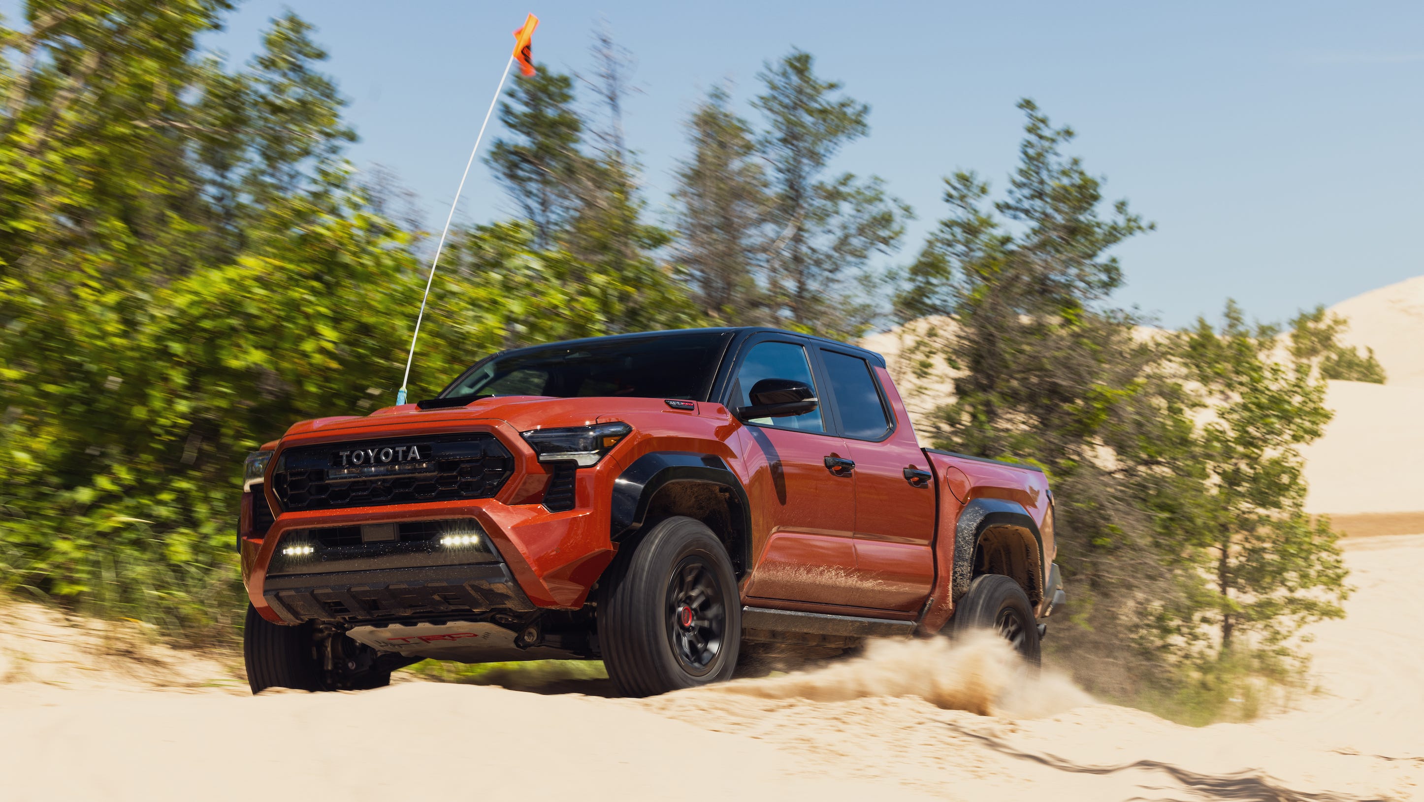 Toyota Tacoma laranja em trilha off-road