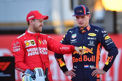 Max Verstappen e Sebastian Vettel em uma corrida de Fórmula 1