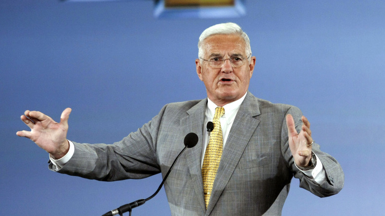 Bob Lutz, ex-executivo automotivo, sorrindo e gesticulando