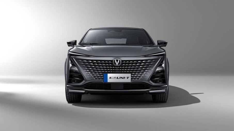 Changan Uni-T em movimento na rua, destacando suas linhas esportivas