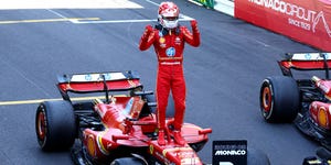 Charles Leclerc celebrando vitória na Ferrari