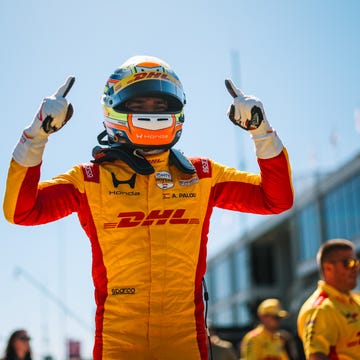 Chase Elliott, piloto da NASCAR, sorrindo e usando óculos escuros