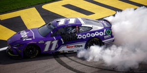 Carros de corrida da NASCAR competindo na pista oval de Martinsville