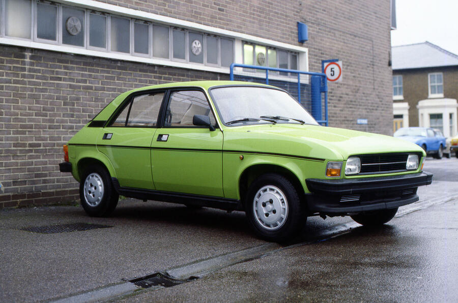Interior do Austin Allegro com volante quartic e painel