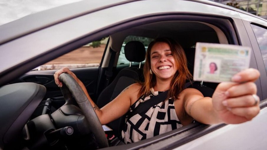 Motorista comemora renovação automática da CNH em aplicativo