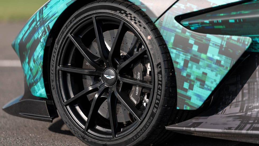 Aston Martin Valhalla em pista de corrida