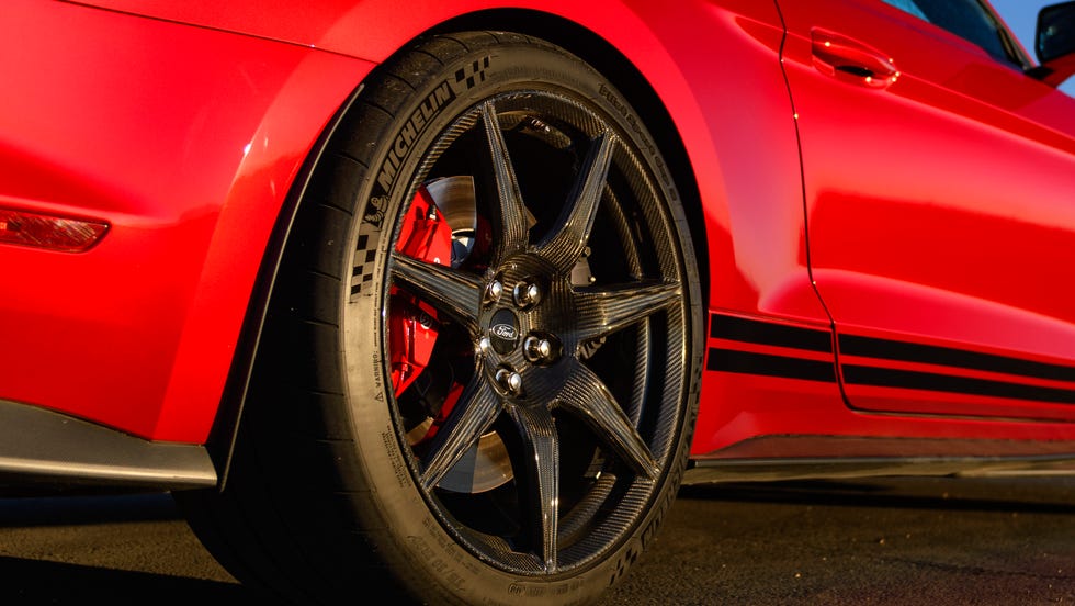 Ford Mustang Shelby GT350R com rodas de fibra de carbono