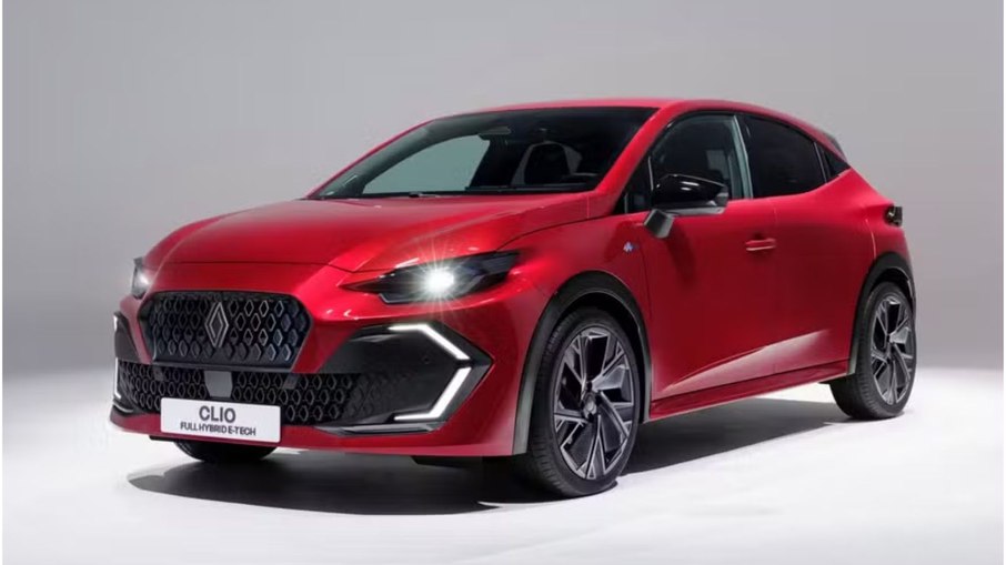 Renault Clio europeu em destaque, mostrando sua nova identidade visual com faróis LED