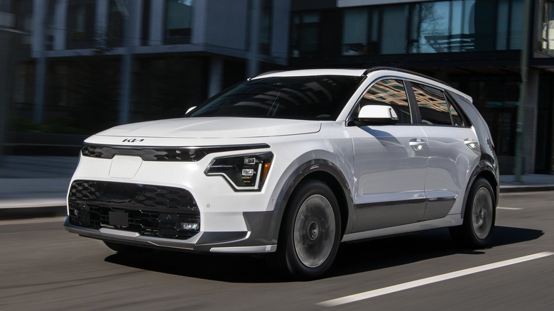 Vários SUVs e crossovers híbridos de 2026, incluindo Toyota RAV4, Honda CR-V e Kia Sportage, em um ambiente natural.
