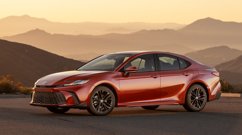 Pódio de marcas mais confiáveis da Consumer Reports para 2026: Toyota, Subaru e Lexus.