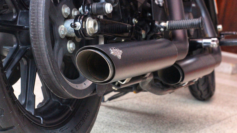 Motor de motocicleta Harley-Davidson com sistema de escape