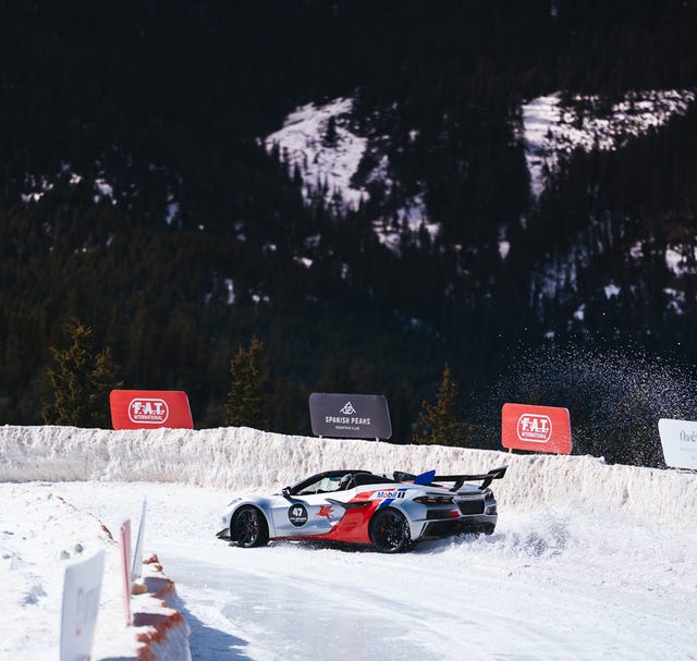 Corvette ZR1 estacionado na neve